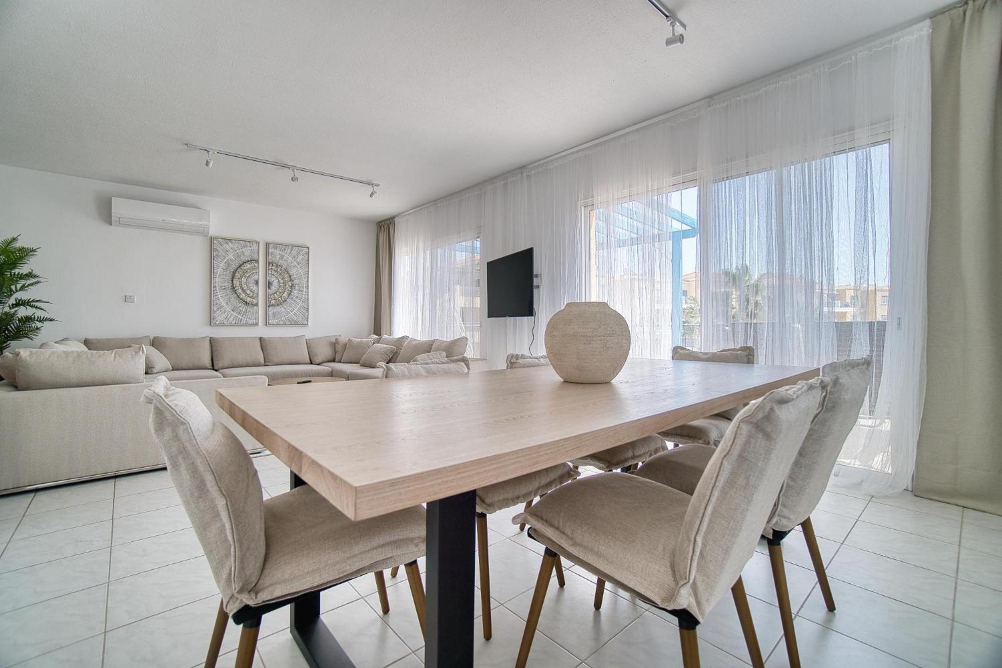 Апартаменти Kings Palace 2 Bed Пафос